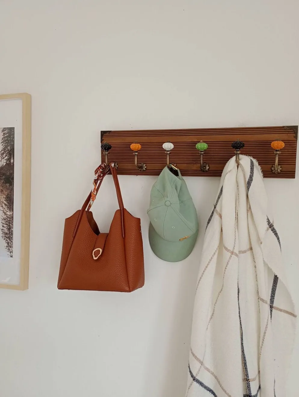 Porte-manteau mural vintage 60 cm – 6 patères en métal et boutons céramique