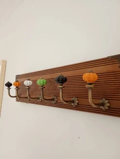 Porte-manteau mural vintage 60 cm – 6 patères en métal et boutons céramique