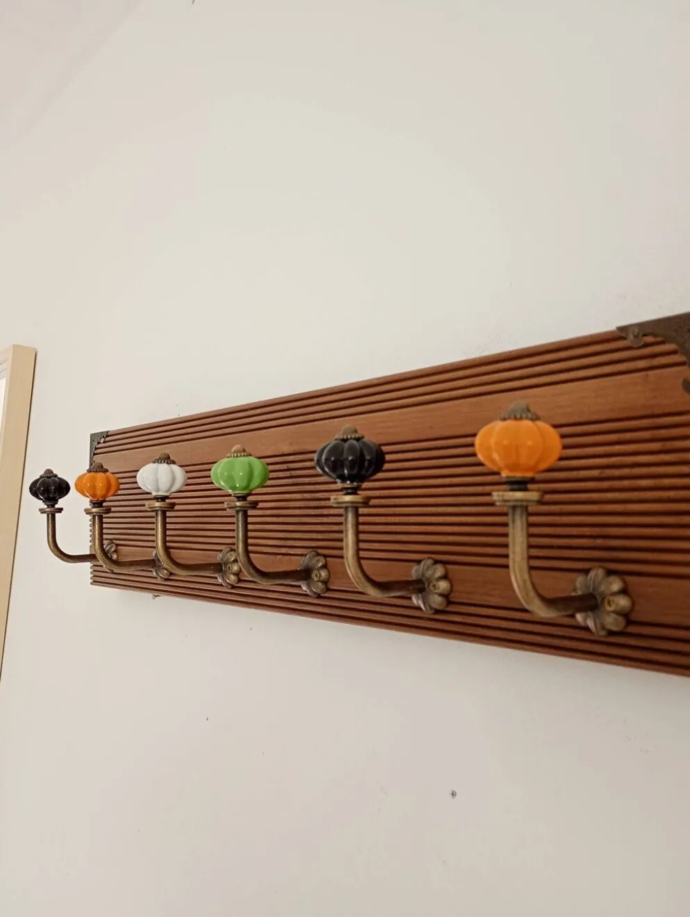 Porte-manteau mural vintage 60 cm – 6 patères en métal et boutons céramique