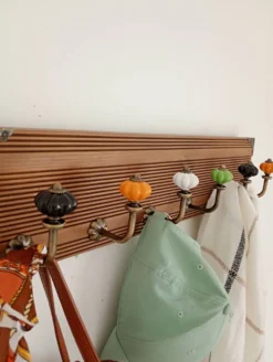 Porte-manteau mural vintage 60 cm – 6 patères en métal et boutons céramique