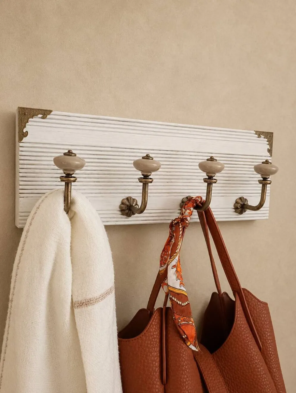 Porte-manteau mural vintage 40 cm – 4 patères en métal et boutons céramique