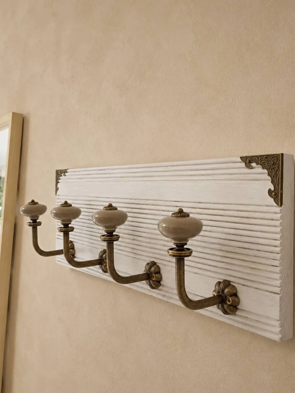 Porte-manteau mural vintage 40 cm – 4 patères en métal et boutons céramique