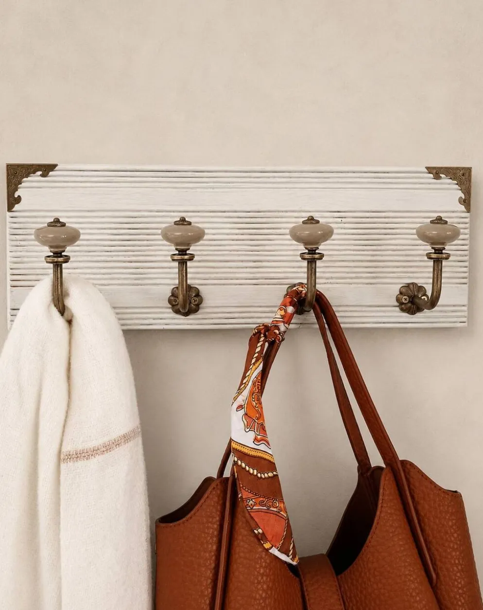 Porte-manteau mural vintage 40 cm – 4 patères en métal et boutons céramique