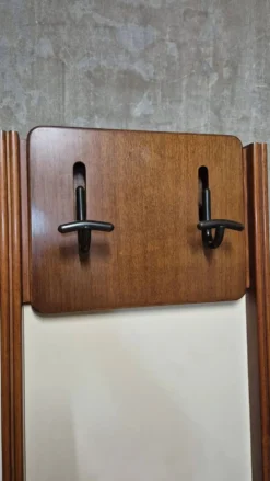 Porte-manteau mural vintage des années 50, panneaux en bois et crème, Tchécoslovaquie, 175 x 90 x 7 cm