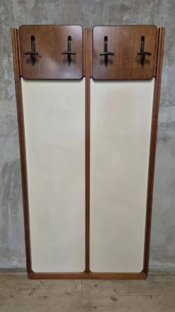 Porte-manteau mural vintage des années 50, panneaux en bois et crème, Tchécoslovaquie, 175 x 90 x 7 cm