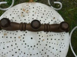 Porte-manteau mural vintage en bois avec 3 patères