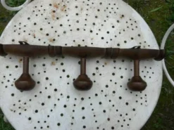 Porte-manteau mural vintage en bois avec 3 patères