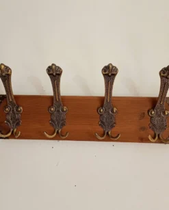 Porte-manteau mural vintage en bois et métal patiné – 4 patères doubles