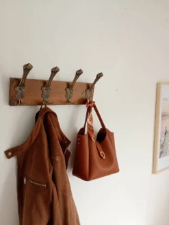 Porte-manteau mural vintage en bois et métal patiné – 4 patères doubles