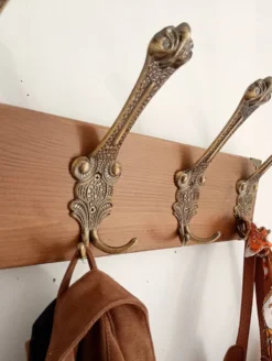 Porte-manteau mural vintage en bois et métal patiné – 4 patères doubles