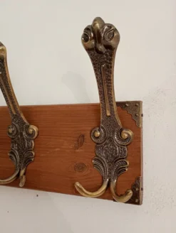 Porte-manteau mural vintage en bois et métal patiné – 4 patères doubles