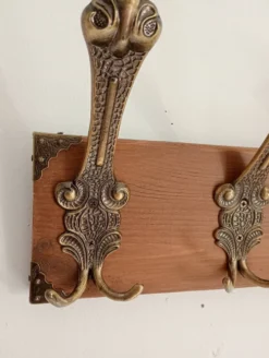 Porte-manteau mural vintage en bois et métal patiné – 4 patères doubles
