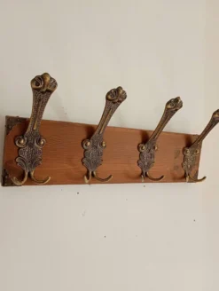 Porte-manteau mural vintage en bois et métal patiné – 4 patères doubles
