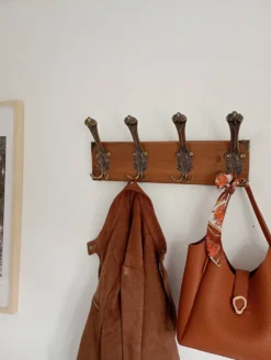 Porte-manteau mural vintage en bois et métal patiné – 4 patères doubles
