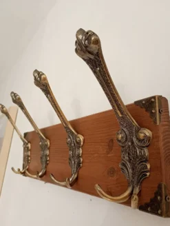 Porte-manteau mural vintage en bois et métal patiné – 4 patères doubles