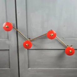 Porte-manteau mural vintage zig-zag rouge orangé et doré années 60