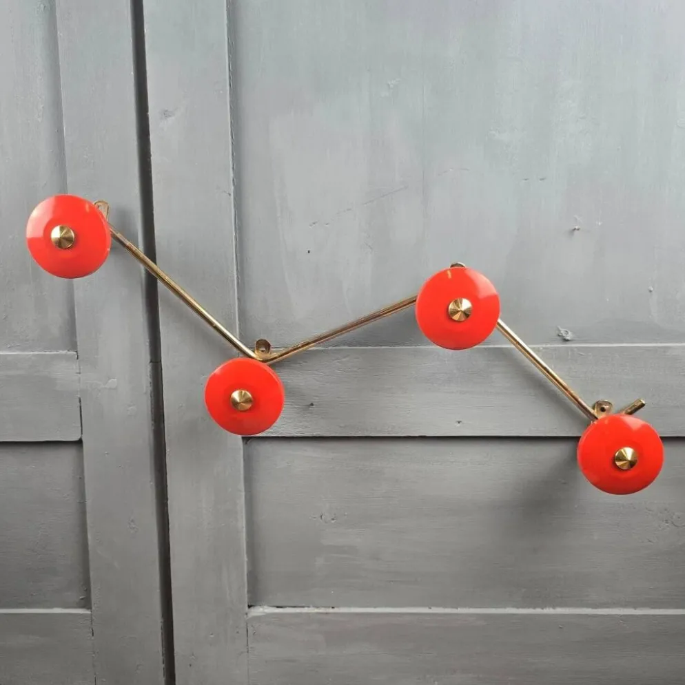 Porte-manteau mural vintage zig-zag rouge orangé et doré années 60