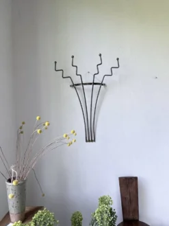 Porte manteau mural zigzag en métal et laiton 1960