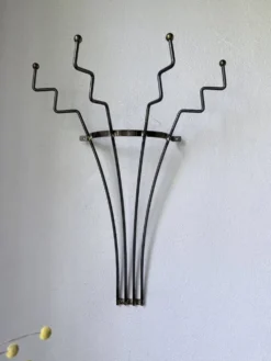Porte manteau mural zigzag en métal et laiton 1960