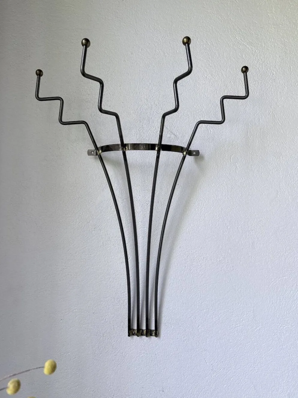 Porte manteau mural zigzag en métal et laiton 1960