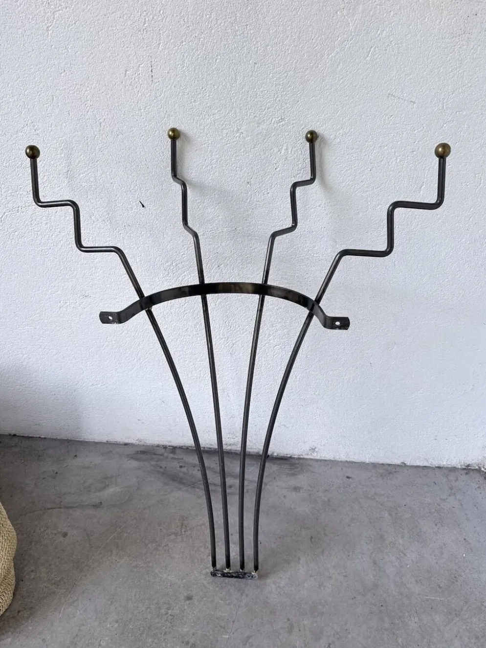 Porte manteau mural zigzag en métal et laiton 1960