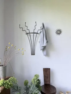 Porte manteau mural zigzag en métal et laiton 1960