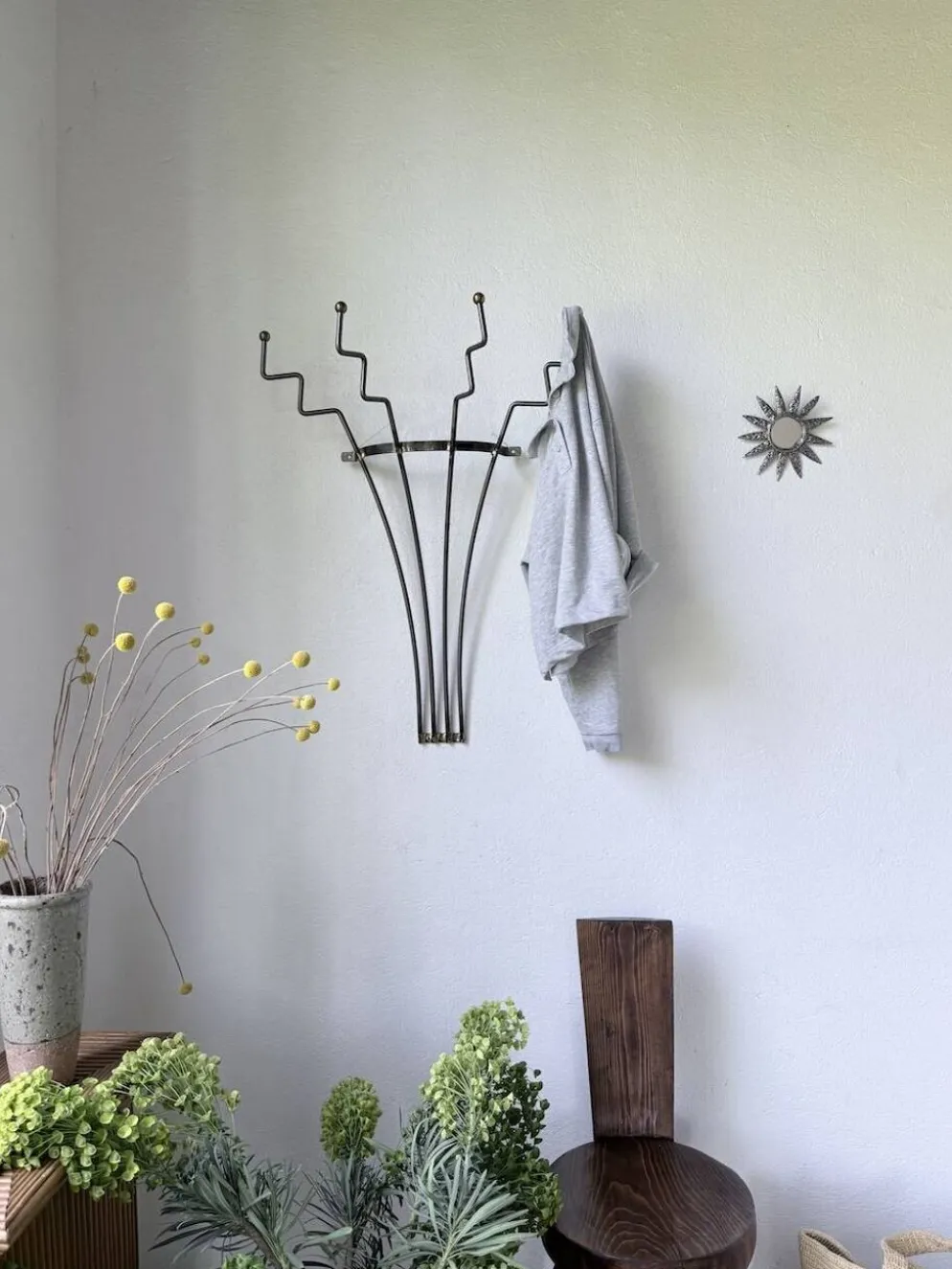 Porte manteau mural zigzag en métal et laiton 1960