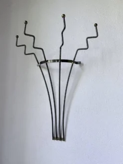 Porte manteau mural zigzag en métal et laiton 1960
