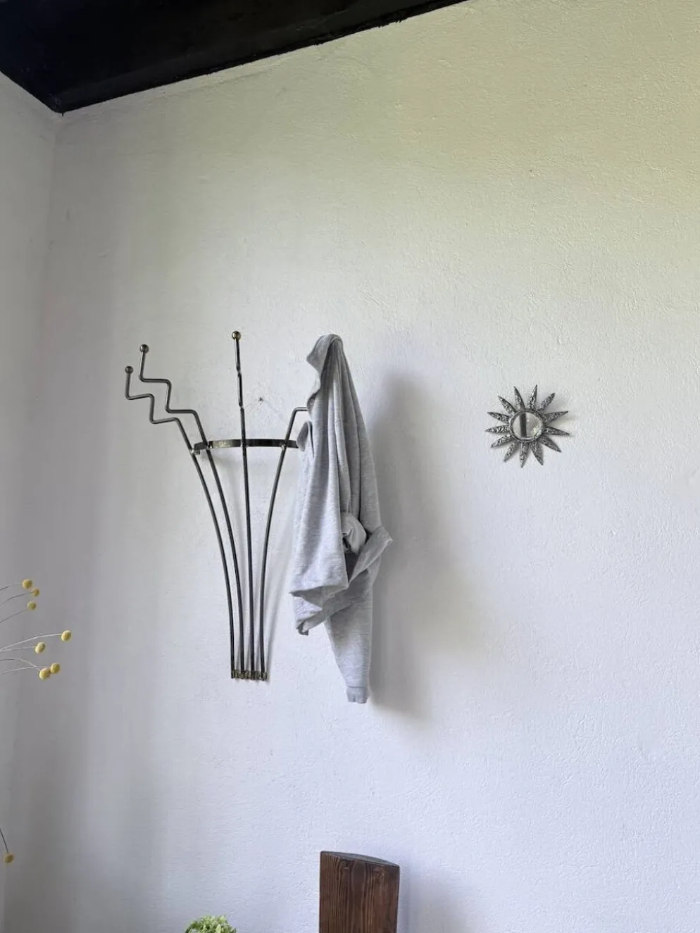 Porte manteau mural zigzag en métal et laiton 1960