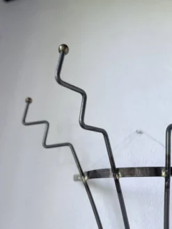Porte manteau mural zigzag en métal et laiton 1960