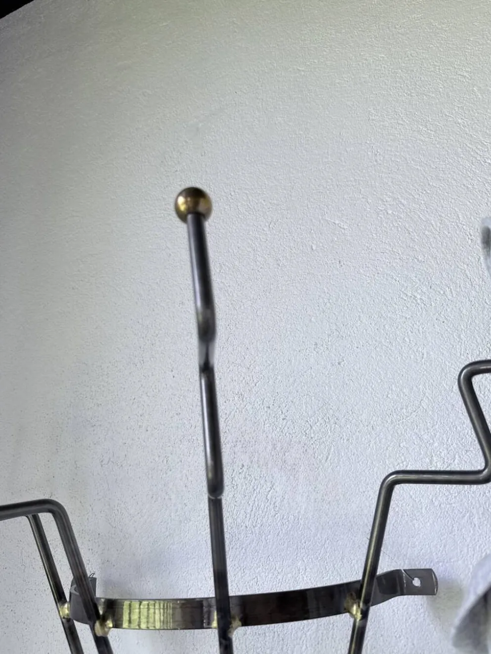 Porte manteau mural zigzag en métal et laiton 1960