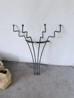 Porte manteau mural zigzag en métal et laiton 1960