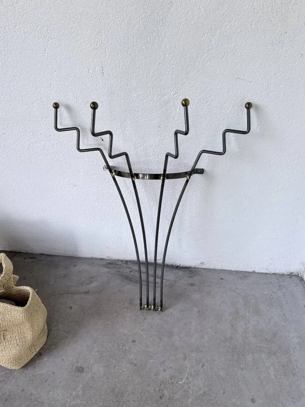 Porte manteau mural zigzag en métal et laiton 1960