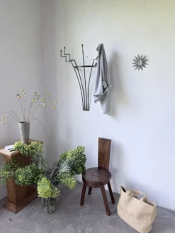 Porte manteau mural zigzag en métal et laiton 1960