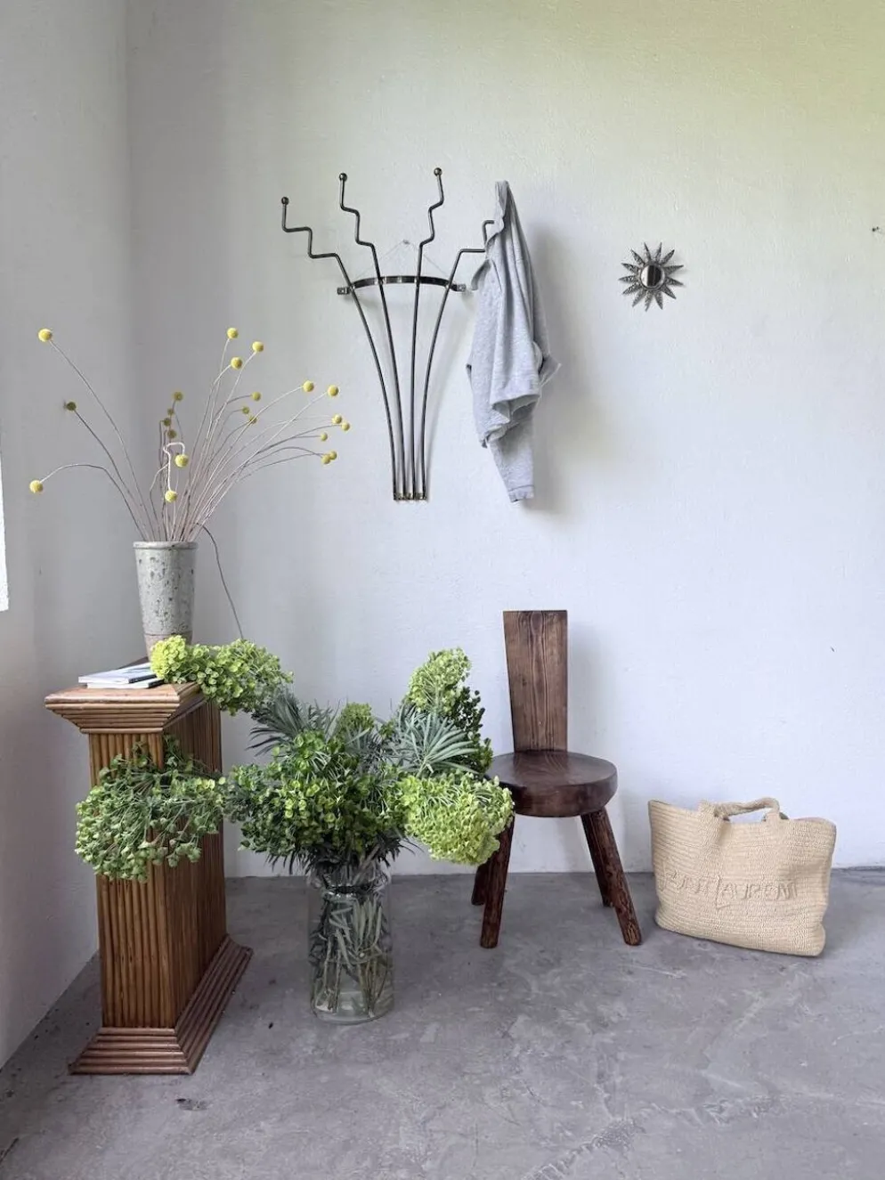 Porte manteau mural zigzag en métal et laiton 1960