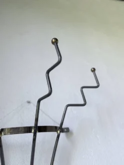 Porte manteau mural zigzag en métal et laiton 1960