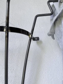 Porte manteau mural zigzag en métal et laiton 1960