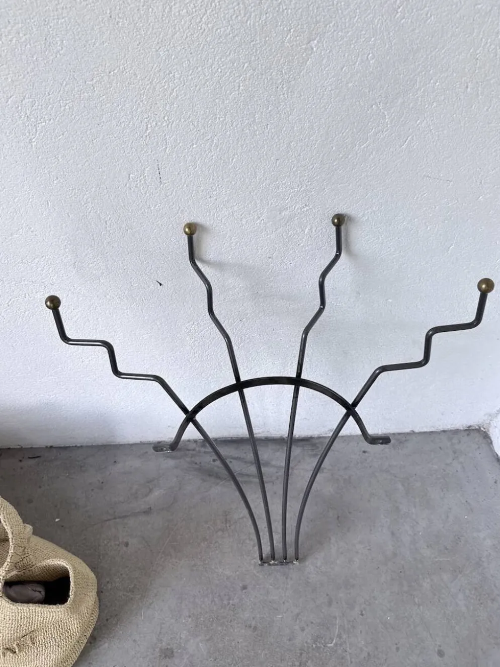 Porte manteau mural zigzag en métal et laiton 1960