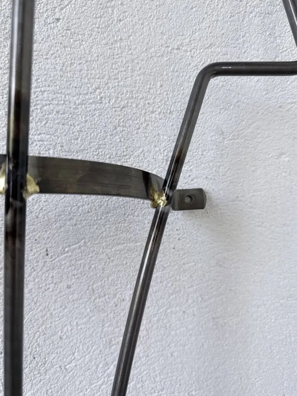 Porte manteau mural zigzag en métal et laiton 1960