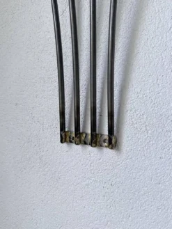 Porte manteau mural zigzag en métal et laiton 1960