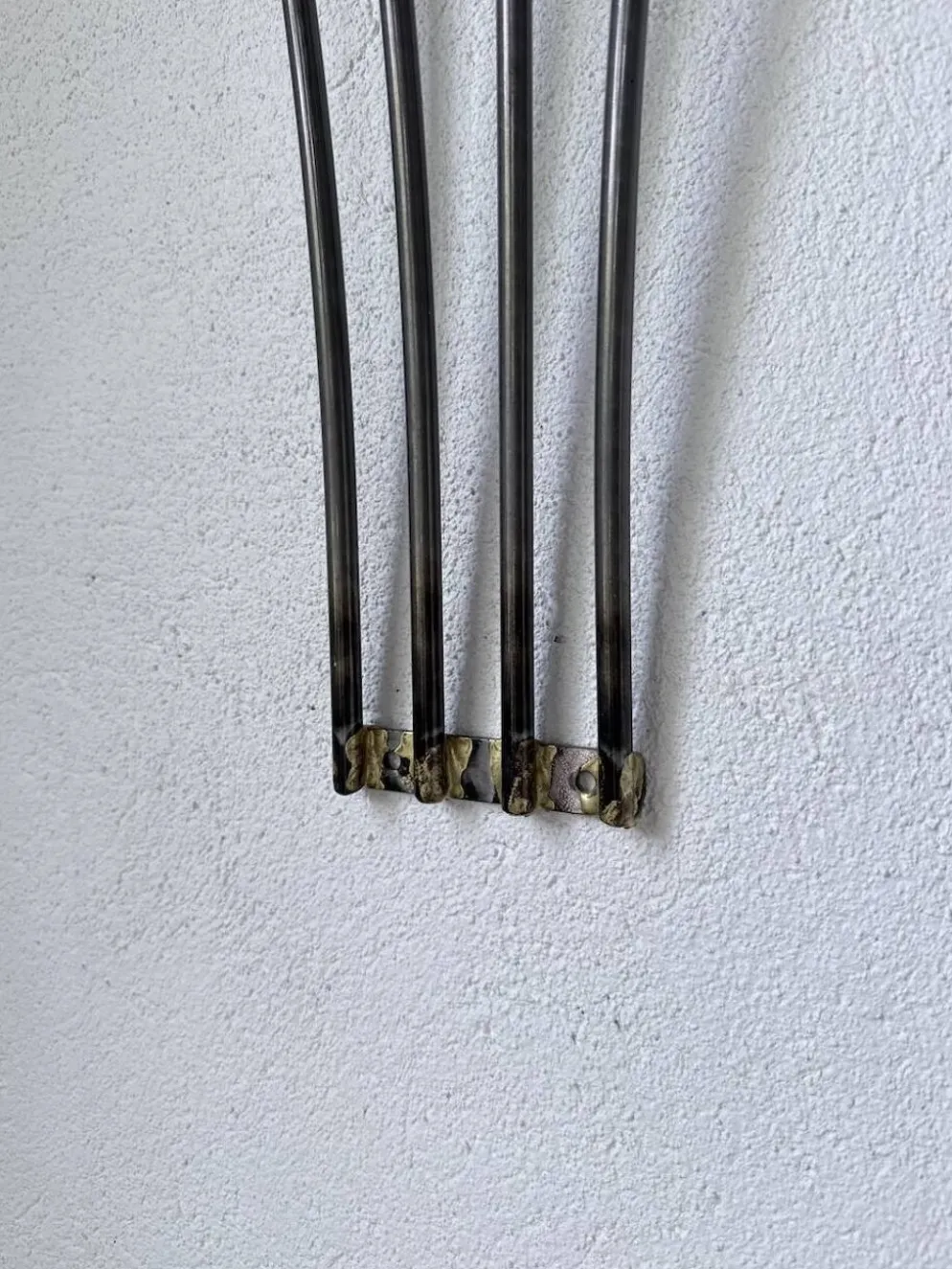 Porte manteau mural zigzag en métal et laiton 1960