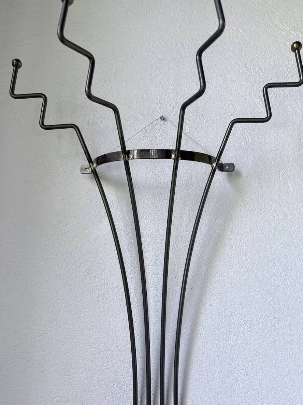 Porte manteau mural zigzag en métal et laiton 1960