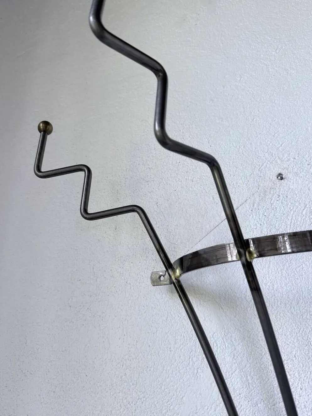 Porte manteau mural zigzag en métal et laiton 1960