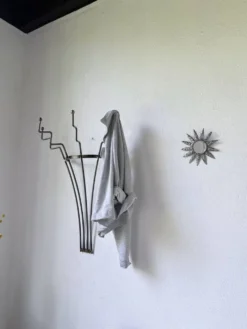 Porte manteau mural zigzag en métal et laiton 1960