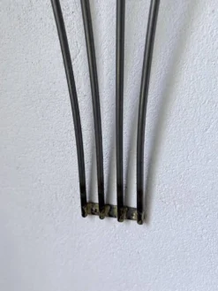 Porte manteau mural zigzag en métal et laiton 1960