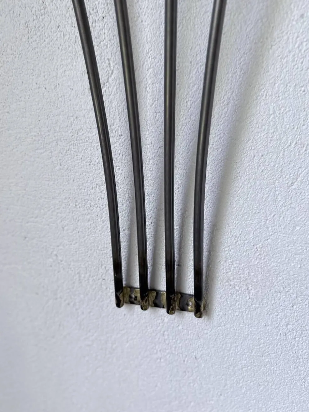 Porte manteau mural zigzag en métal et laiton 1960