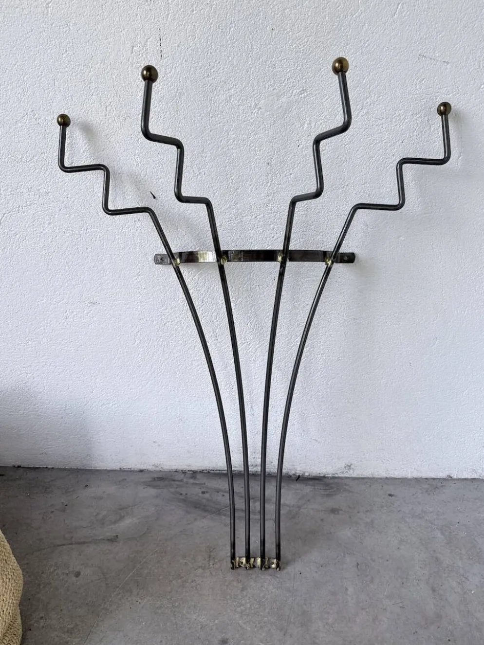 Porte manteau mural zigzag en métal et laiton 1960