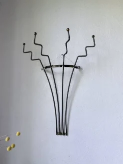 Porte manteau mural zigzag en métal et laiton 1960