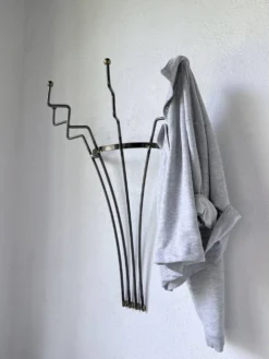 Porte manteau mural zigzag en métal et laiton 1960