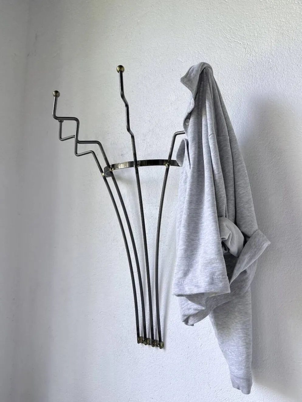 Porte manteau mural zigzag en métal et laiton 1960